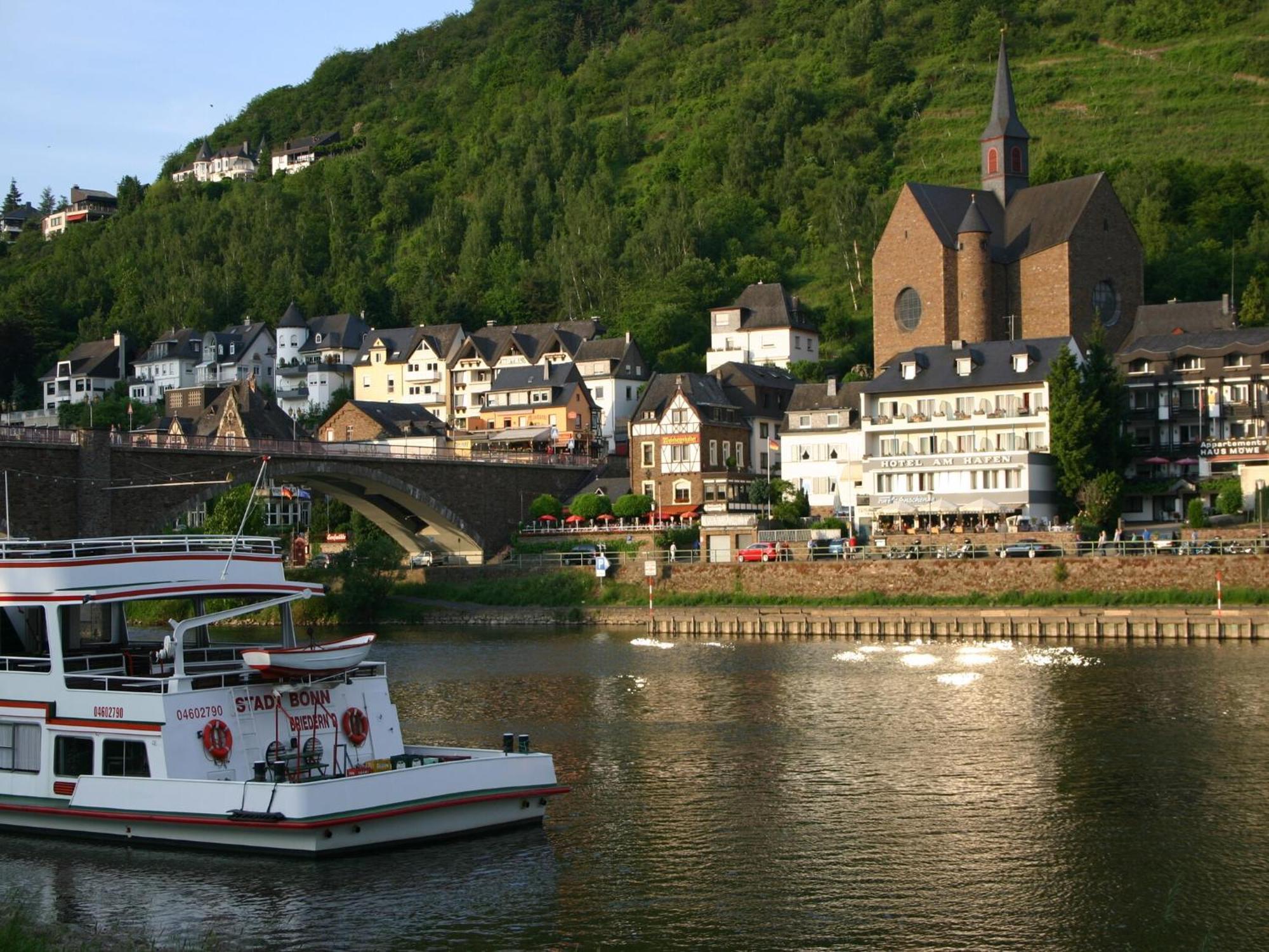 A Modern Holiday Home By The River Mosel Moselkern Buitenkant foto